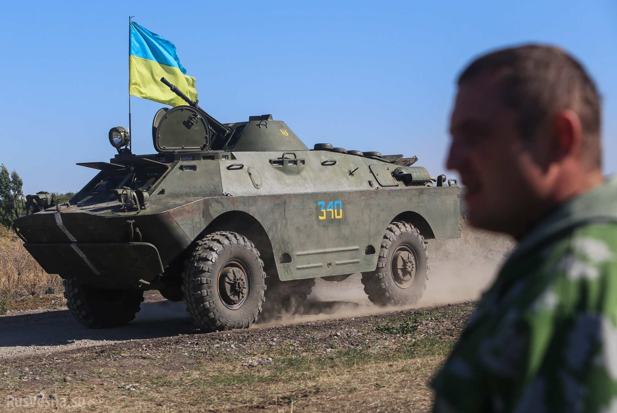 Украинские военные на учениях отработали падение в кювет