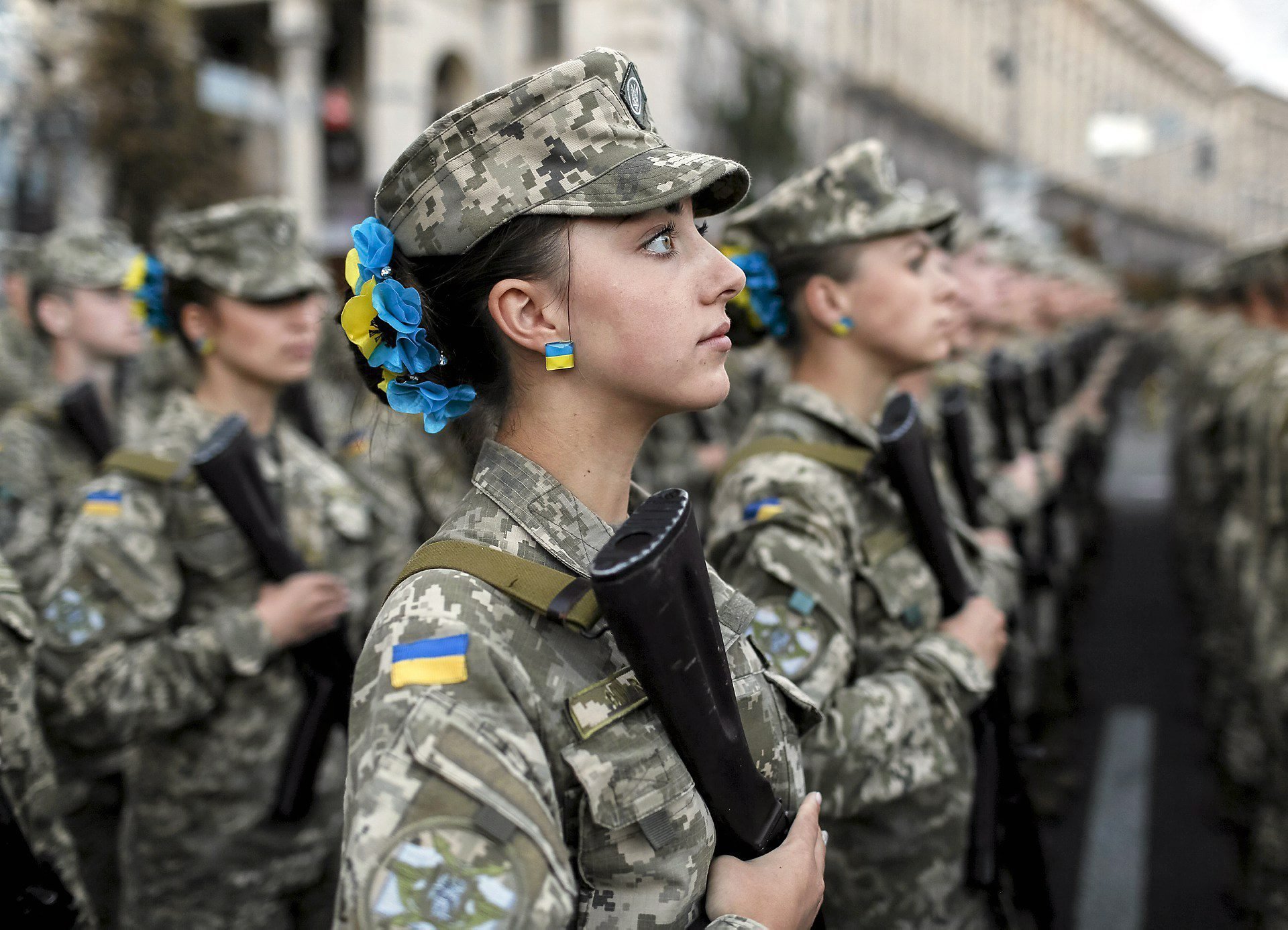 Халявы – нет! Женщины и мужчины на Украине привлекаются к службе наравне
