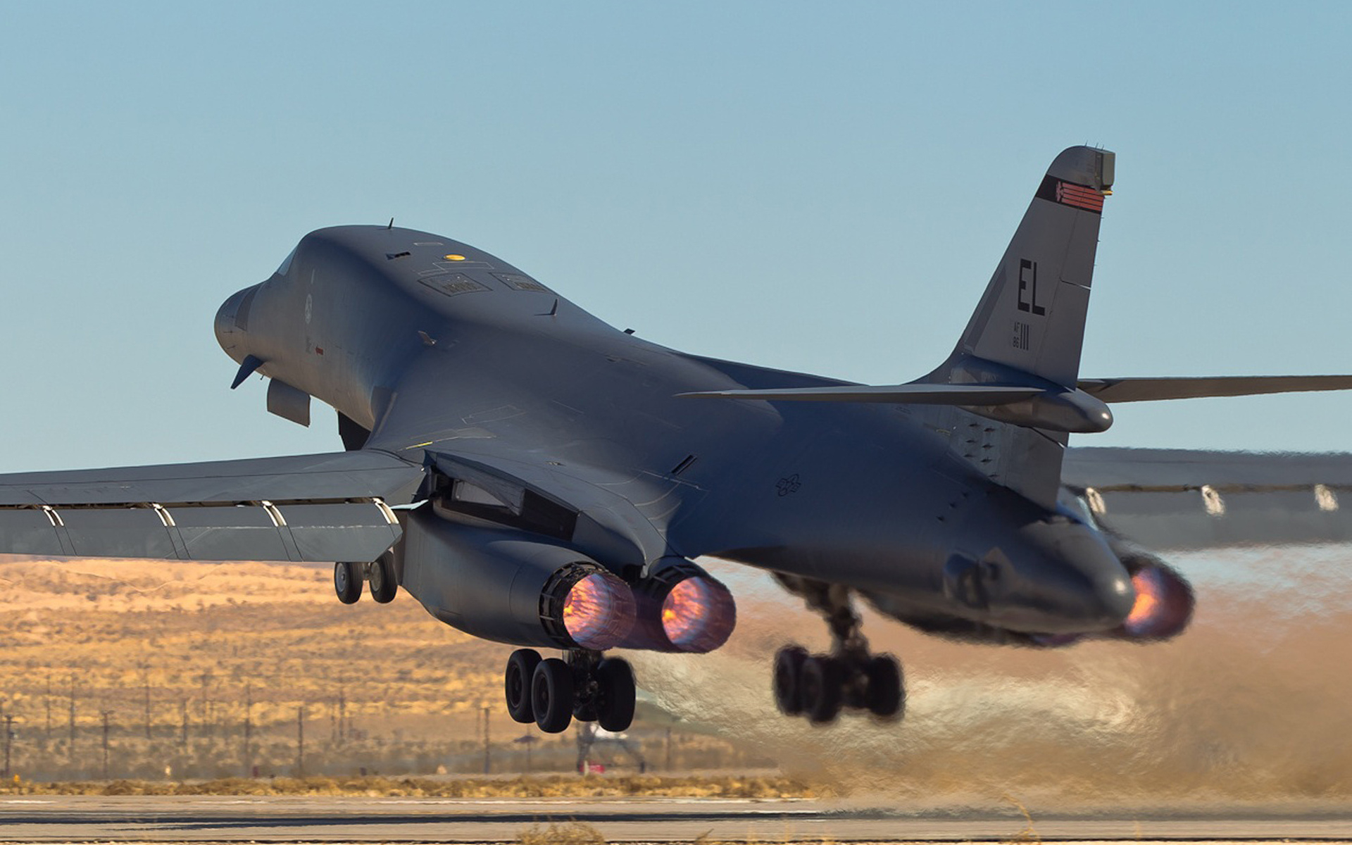 Бомбардировщики США B-1B, способные нести ЯО, летят в сторону России