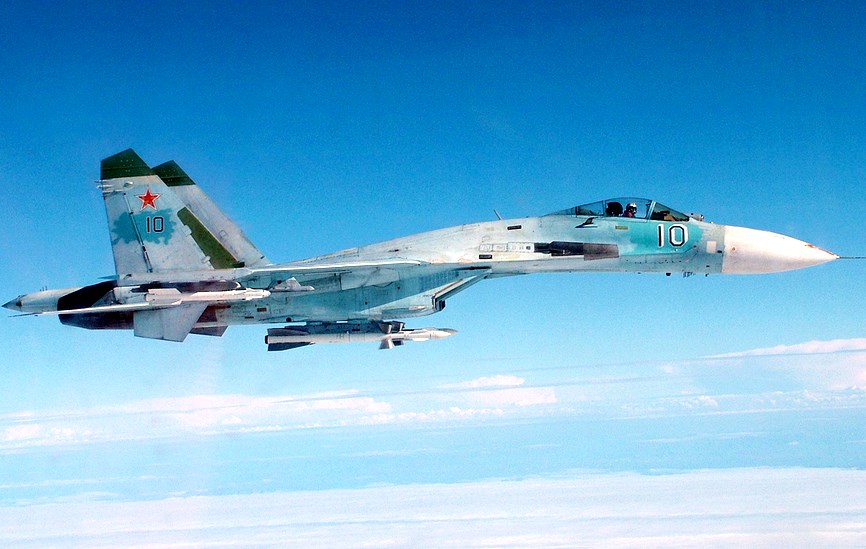 Российский Су-27 пролетел в полутора метрах от американского самолета