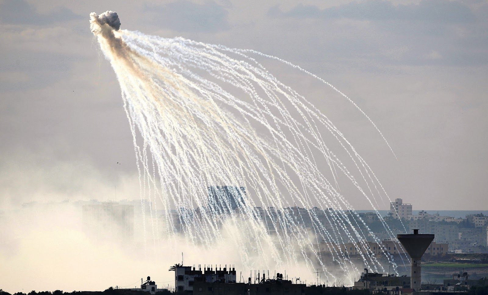 США сжигают фосфором Ракку и Мосул, заявляя о дымовых завесах