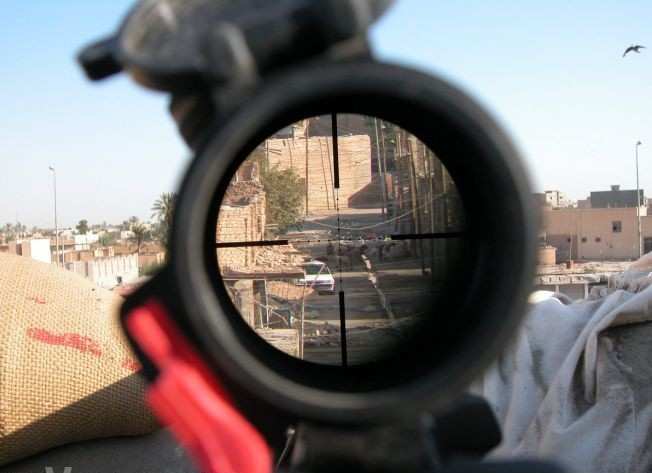 Работа сирийских снайперов по боевикам ИГ в Ракке попала на видео