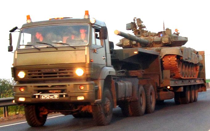 Военный КамАЗ с танком Т-90 перевернулся на Кавказе