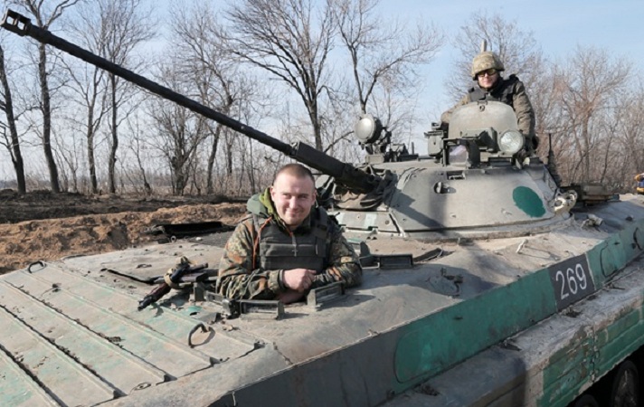 В сети появилось видео, как пьяные ВСУшники едут на танках воевать
