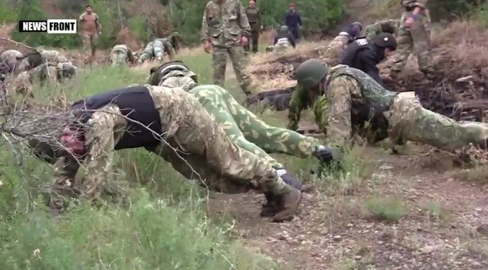 Бойцы внутренних войск МВД ДНР сдают экзамены на краповые береты