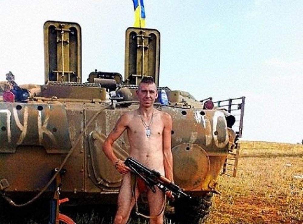 Украинский полицейский сообщил МВД ЛНР о пропившем автомат бойце ВСУ