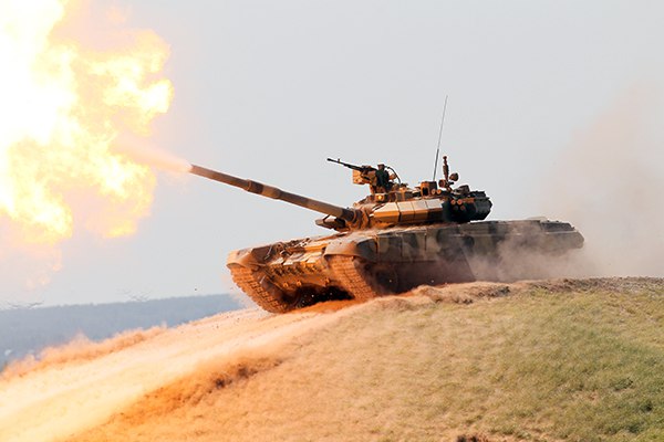 Сирийцы на русских Т-90 гонят боевиков в смертельную ловушку под Пальмирой