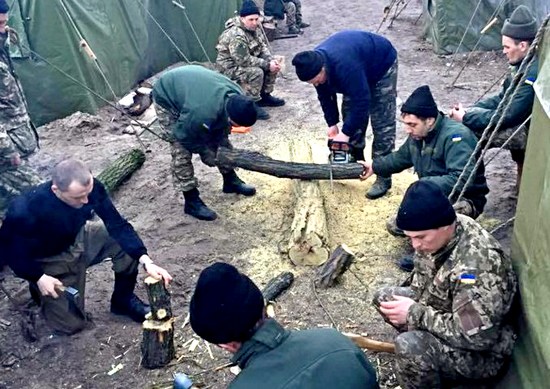 Украинцы идут в армию за куском хлеба