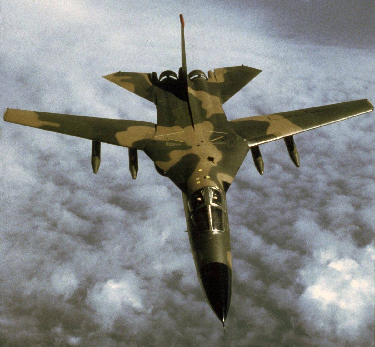 Тактический бомбардировщик General Dynamics F-111 Aardvark (США)
