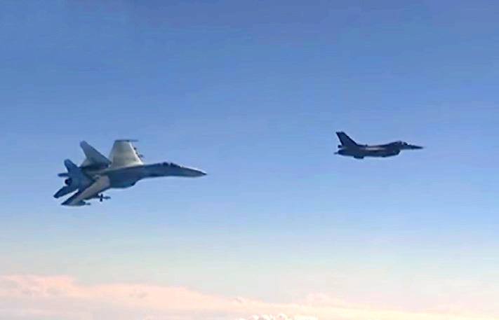 Опубликовано видео, как истребитель Су-27 отгоняет F-16 от самолета Шойгу