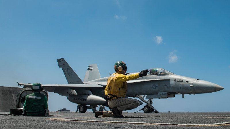 Брешь в ВМС: военные самолеты США «душат» собственных пилотов