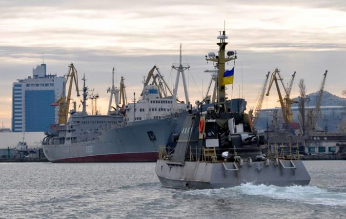 Новый украинский бронекатер бессилен против мощи российского флота