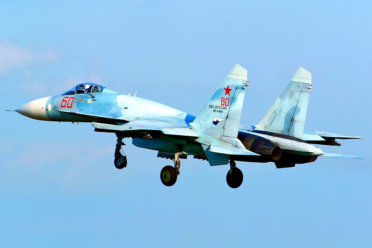 Истребитель НАТО пытался подлететь к самолету Шойгу: в «бой» вступили Су-27