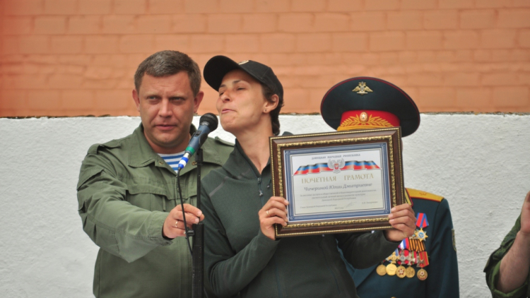 Чичерина спела в Донецке о батальоне «Спарта» и получила награду