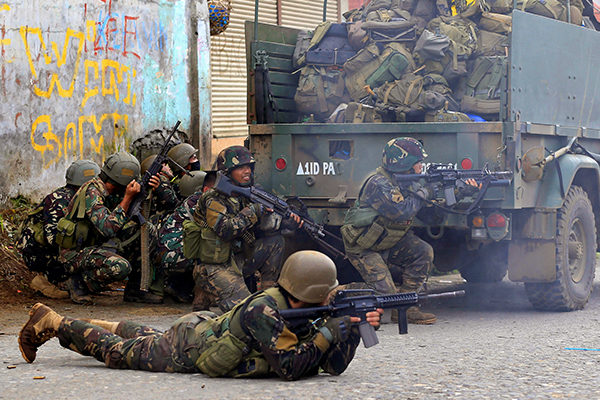 Филиппинские военные с помощью иностранцев добивают боевиков в Марави