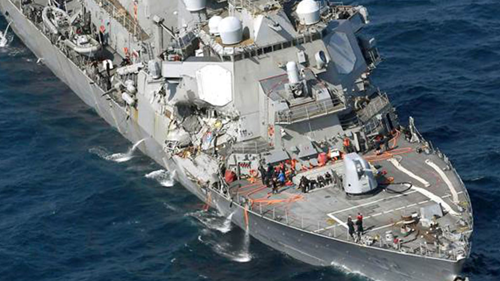 Стала известна причина столкновения эсминца США с филиппинским судном