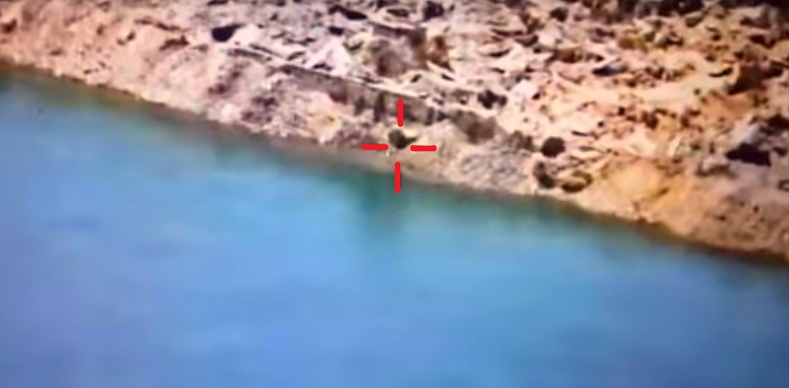 Бойцы в Мосуле засняли на камеру, как вертолет крошит боевиков в реке Тигр