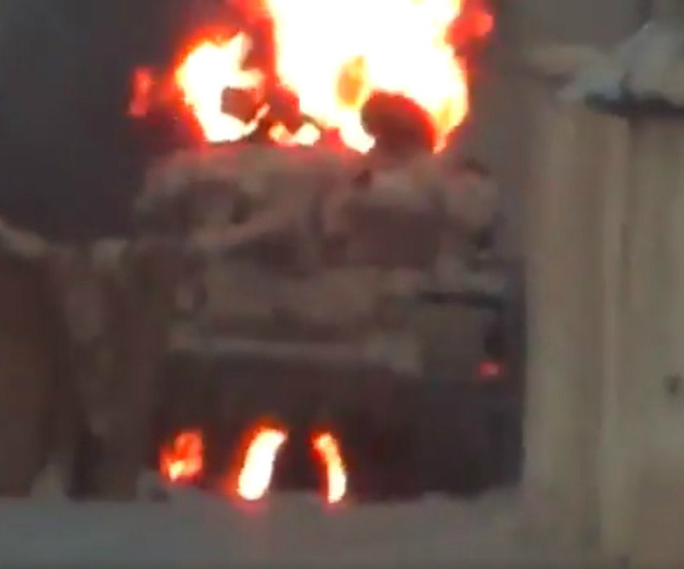 В Сети появились кадры, как боевики сожгли попавший в засаду сирийский Т-55