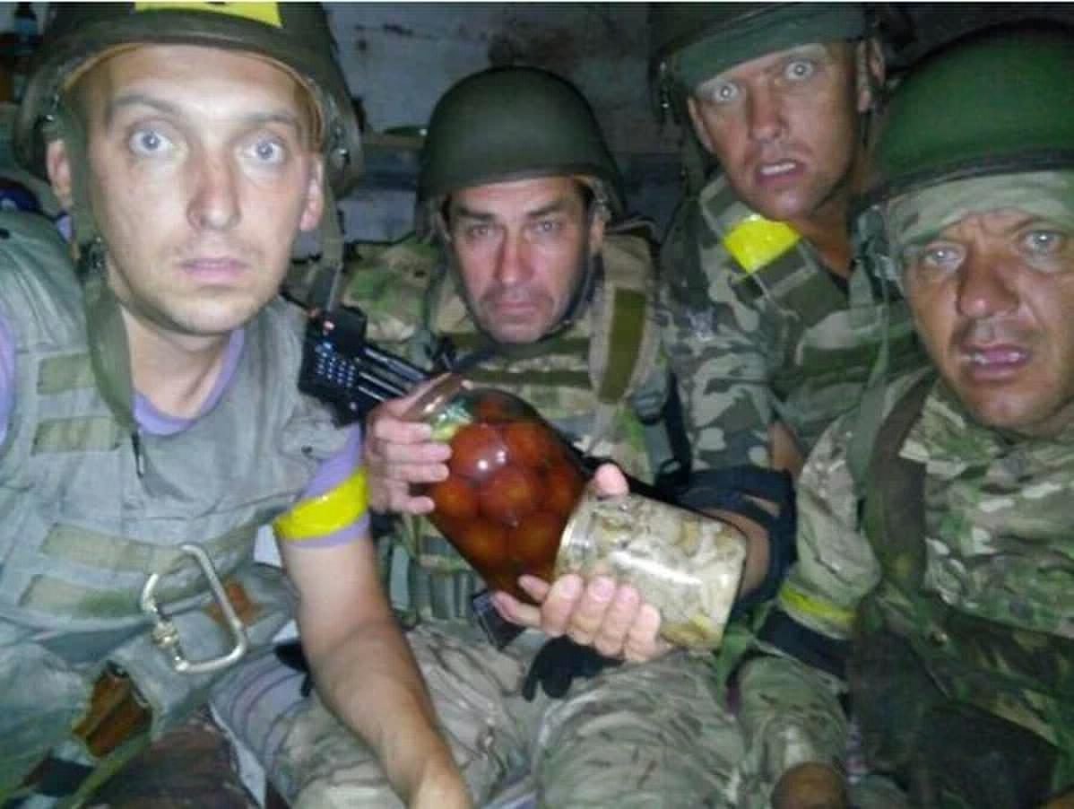 Киевские боевики в Сватово меняют боеприпасы на алкоголь и наркотики