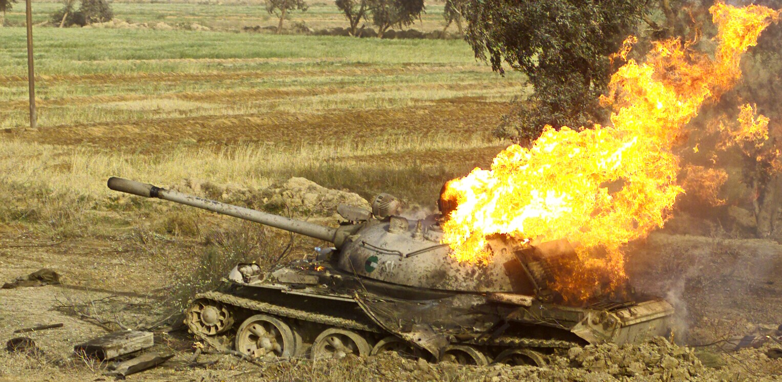 Сирийский Т-55 не выдержал удар американского TOW и вспыхнул как спичка