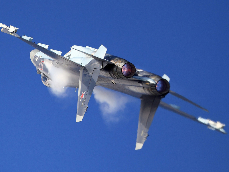 Пилот новейшего Су-35С заснял яркое видео «воздушного боя» на малой высоте