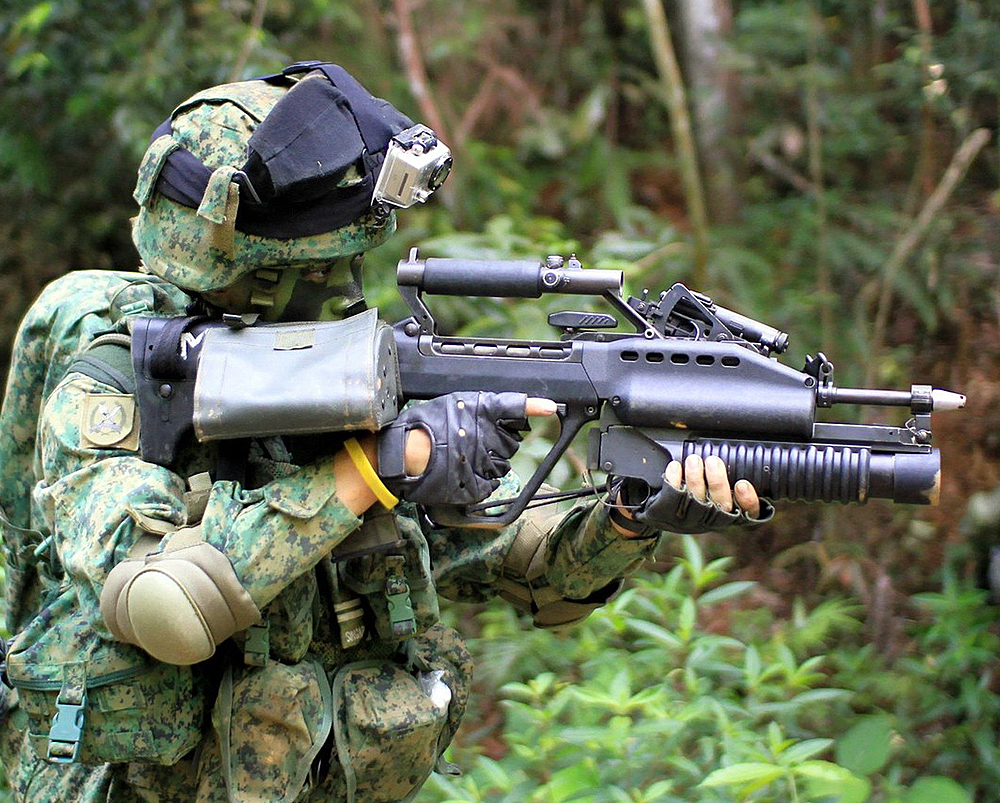 Штатная штурмовая винтовка сингапурской армии СIS SAR-21