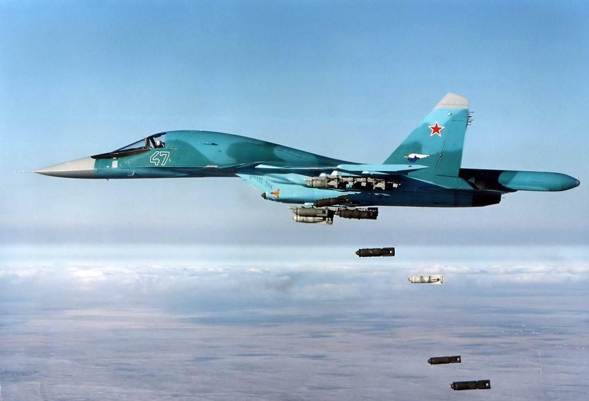 «В яблочко»: на видео попали снайперски точные удары Су-34 по артиллерии ИГ