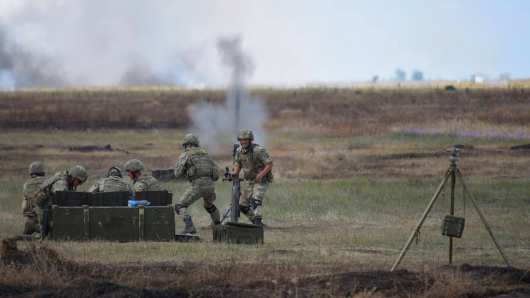 Каратели Порошенко более двух часов обстреливают Донецк