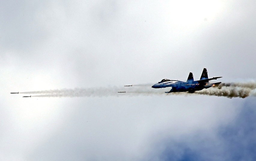 Новейшие Су-35 тренируются наносит удары по наземным целям