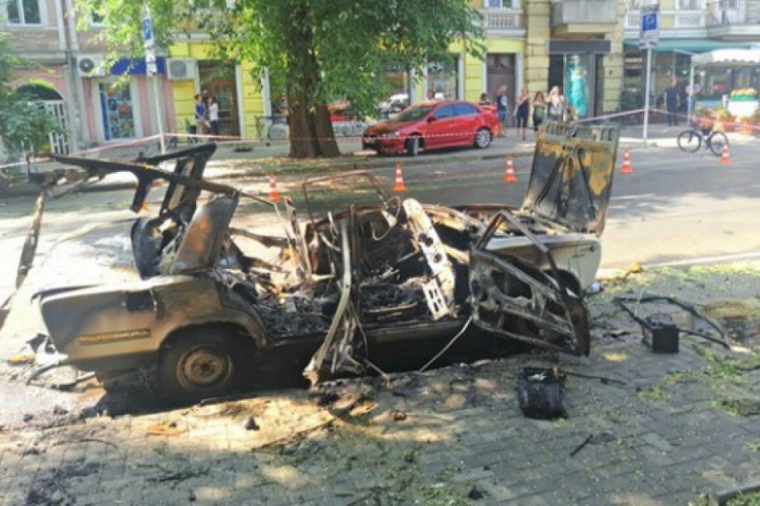 Первые версии по поводу взрыва авто в центре Одессы рядом с офисом боевиков