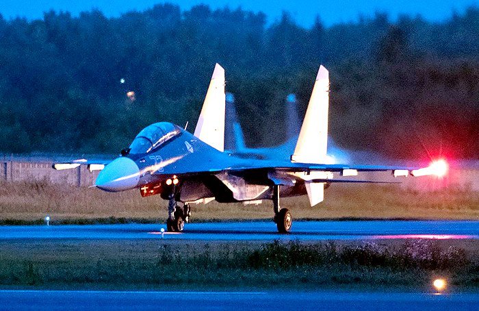 Три новых истребителя Су-30СМ идут на Балтийский флот