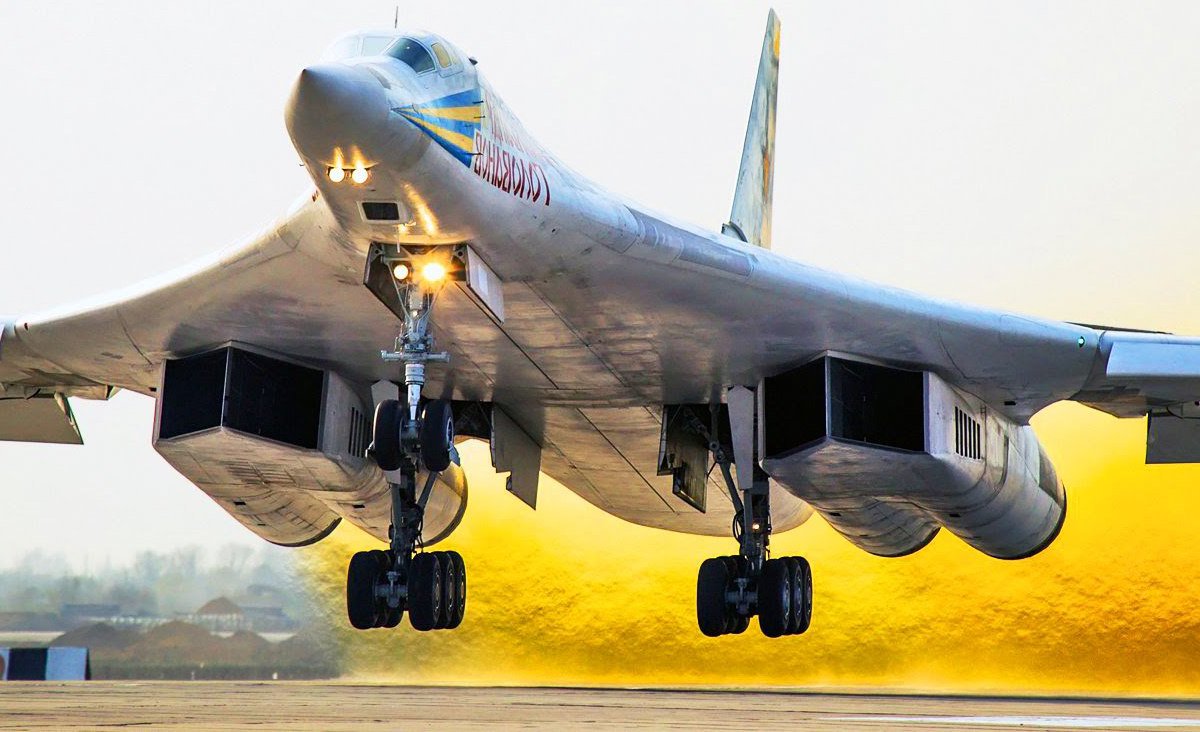 Дальность полета ракетоносца Ту-160М2 с новым двигателем будет увеличена