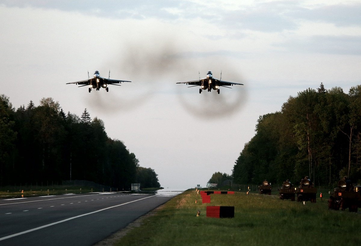 На автодорогу в рамках учений садятся белорусские военные самолеты