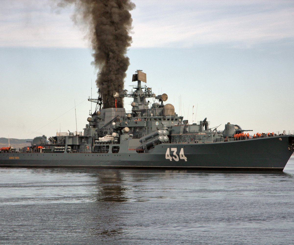 Мощь ВМФ РФ: миноносец «Адмирал Ушаков» поразил цель ракетами «Москит»