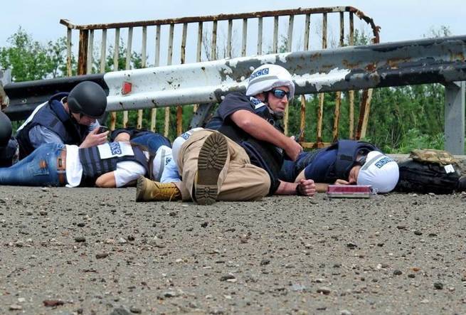 Донецкие женщины подняли насмех наложивших в штаны ОБСЕшников