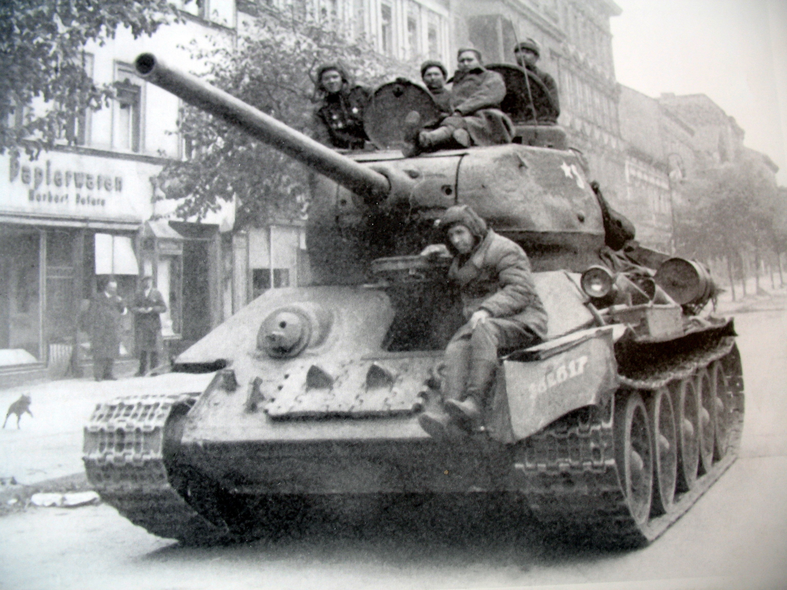 Целовали советские танки: как украинцы встречали русских солдат в 1939 году