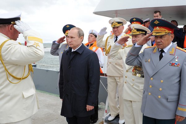 Одним залпом катера президент Путин может остановить смуту на Украине