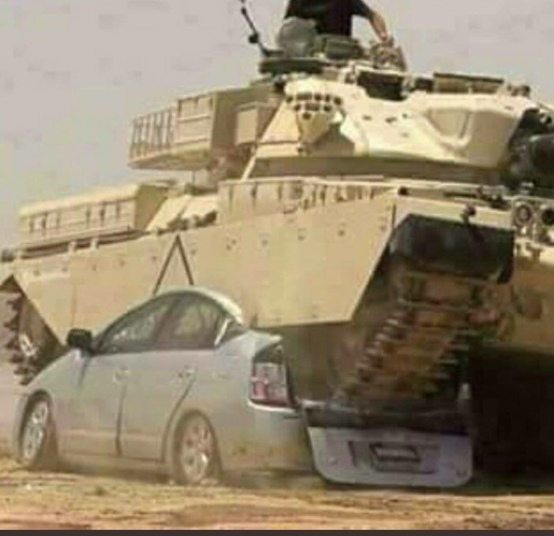Египетский танк раздавил бомбу-автомобиль