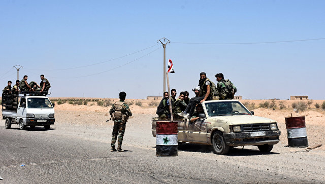 Сирийские военные десантировались в тыл исламистам в Ракке