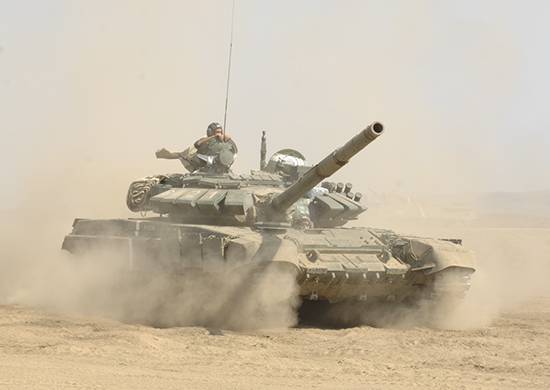 Русские танкисты научили монгольских коллег «огневой карусели» в пустыне