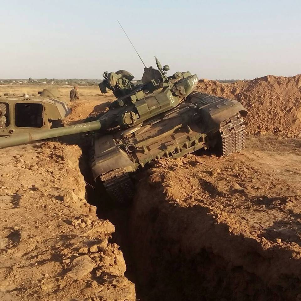 «Спрятался» в окопе: На Донбассе показали провалившийся в траншею Т-72
