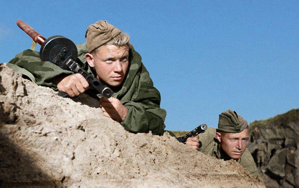 Советский солдат против немецкого военного катера