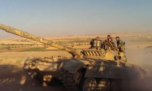 Сирия: Т-55 и Т-72М1 в пустыне защищают антиракетные "Миражи"