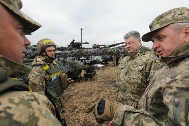 Порошенко пообещал передать ВСУ 200 единиц техники для войны на Донбассе