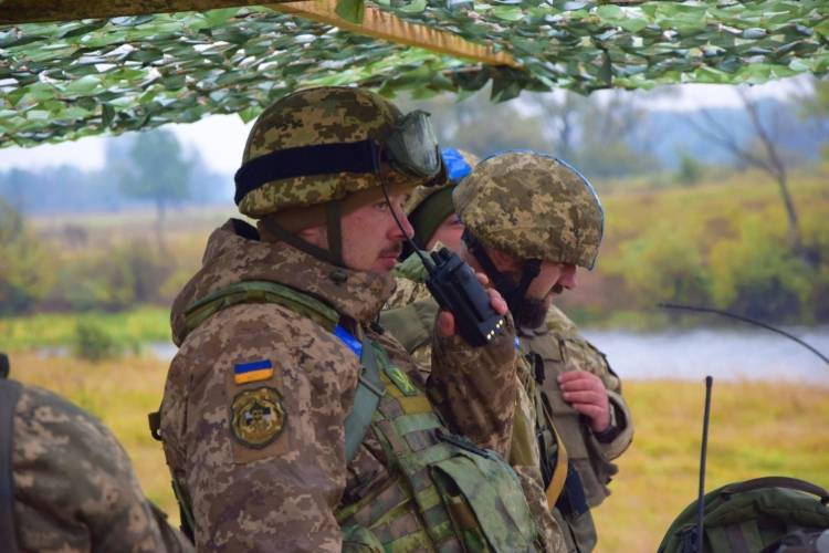 Солдат ВСУ подбадривают листовками о скором вторжении на Украину армии США