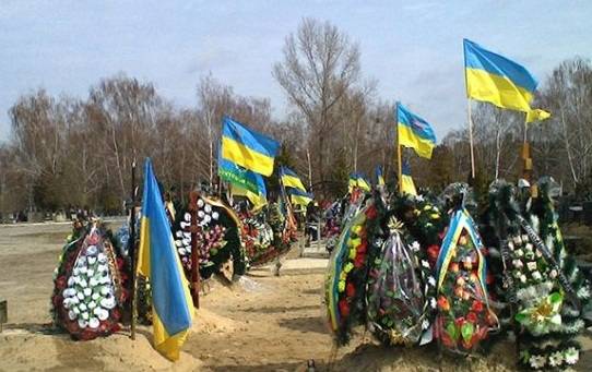 На украинских кладбищах массово готовят могилы для ВСУ
