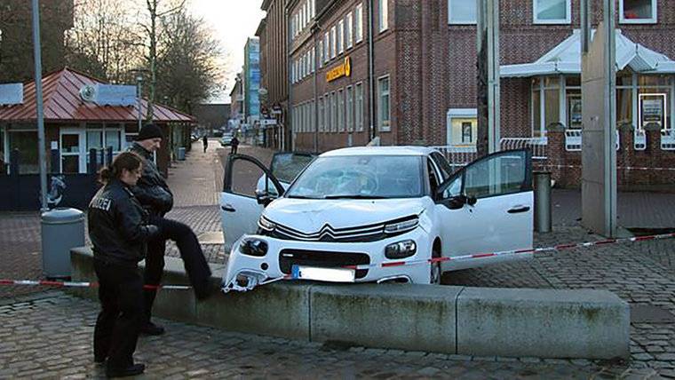 Теракт в Германии: автомобиль врезался в толпу в Куксхафене