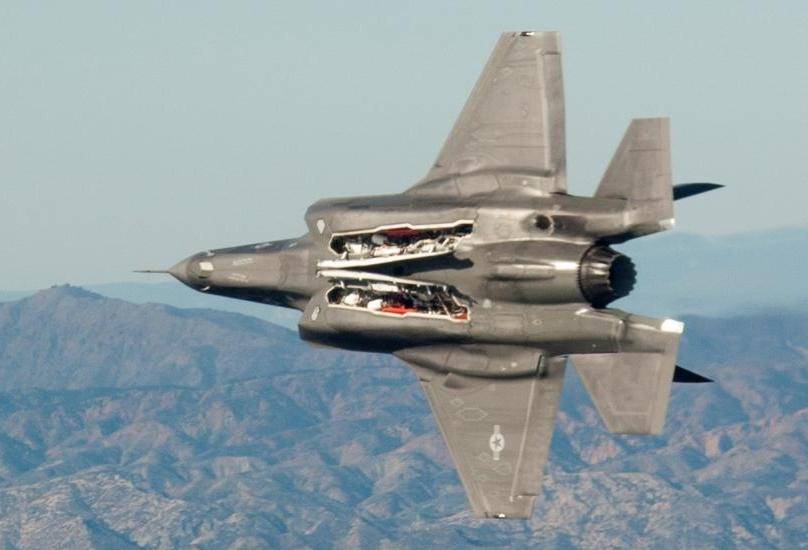 Случай к востоку от Окинавы: американский F-35 начал «рассыпаться» в полете