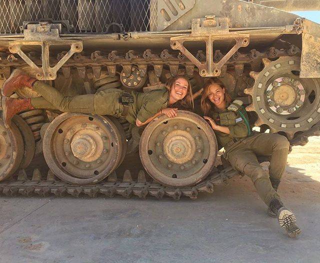Красивые девушки и танки: Израиль тренирует женские экипажи для Merkava