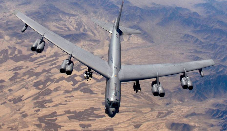 «Мёртвая петля» на B-52: бросок «через плечо» и другие способы бомбометания